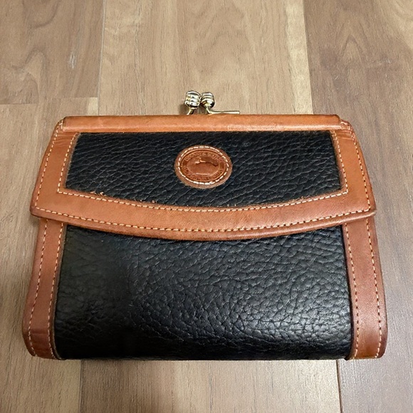 DOONEY & BOURKE Vintage Leather Kiss
Lock Tri Fold Wallet - Picture 2 of 8